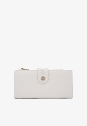 Witte leren portemonnee met een gestructureerde afwerking, voorzien van een voorflapsluiting, een ronde logo-accent en een ritsvak.