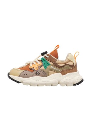 Gruby sneaker z beżowymi, brązowymi, pomarańczowymi i zielonymi panelami, grubą białą podeszwą, białymi sznurówkami z czarnym zaciskiem oraz pętlami do ściągania na pięcie i języku.