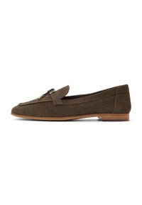 Mocassino in suede marrone con suola piatta, punta rotonda, tacco basso e decorazione in metallo dorato sulla parte superiore. Texture liscia e design minimale.