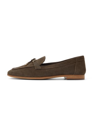 Mocassino in suede marrone con suola piatta, punta rotonda, tacco basso e decorazione in metallo dorato sulla parte superiore. Texture liscia e design minimale.