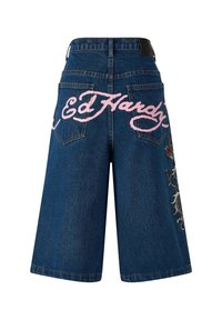 Shorts de mezclilla en azul oscuro con el logo rosa de "Ed Hardy" y un intrincado diseño de dragón bordado en los bolsillos traseros.