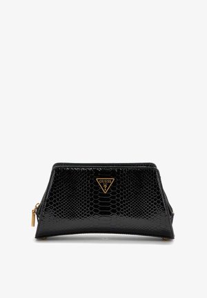 Clutch in finta pelle nera con texture a serpente, hardware dorato, emblema triangolare e chiusura a zip. Design compatto e angolare.
