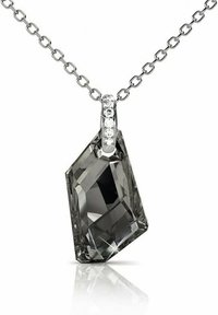 Pendente in pietra preziosa grigia su una catena d'argento, caratterizzato da un design rettangolare sfaccettato con un accento brillante nella parte superiore.