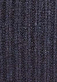 Donkergrijs, geribbeld stof met een zachte, pluizige textuur en subtiele kleurvariaties. Het patroon bestaat uit afwisselend verhoogde en vlakke strepen.