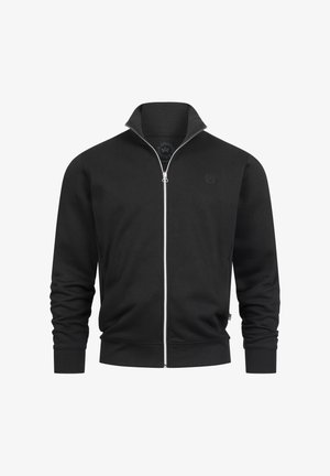 Svart jakke med glidelås og høy krage, laget av glatt stoff. Har frontglidelås, ribbestrikkede mansjetter og en logo på venstre bryst.