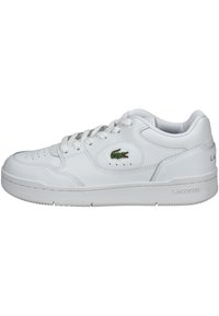 Weiße Leder-Sneaker mit niedrigem Schnitt, glatter Textur, runder Zehenform, Schnürverschluss und grünem gesticktem Logo an der Seite. Gummilaufsohle.