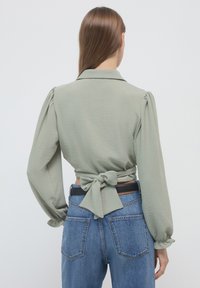 Calliope CROP CON NODO - Hemdbluse - salvia