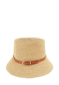 Geflochtener Strohhut in natürlichem Beige mit einem braunen Lederband und goldfarbener Schnallendetail. Breite Krempe und strukturierter Kronendesign.