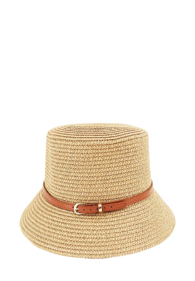 Geflochtener Strohhut in natürlichem Beige mit einem braunen Lederband und goldfarbener Schnallendetail. Breite Krempe und strukturierter Kronendesign.