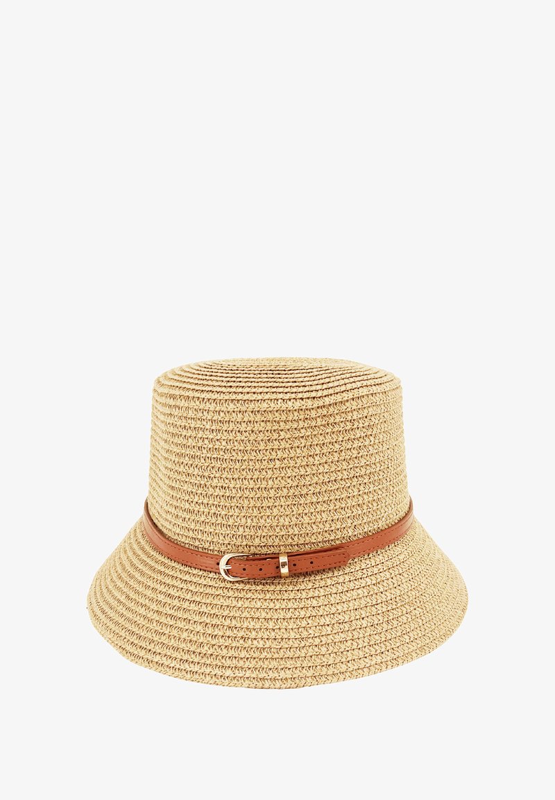 Geflochtener Strohhut in natürlichem Beige mit einem braunen Lederband und goldfarbener Schnallendetail. Breite Krempe und strukturierter Kronendesign.