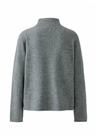 Pull gris en maille à manches longues avec col montant côtelé, ourlet droit et petit logo métallique rond au centre du haut du dos.