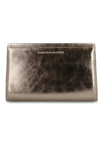 Portafoglio in bronzo metallico con una texture in pelle liscia, caratterizzato da testo embossato "fatto a mano dal 1928" sulla superficie frontale.