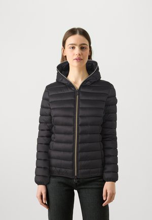 Giacca nera imbottita con cappuccio, caratterizzata da un design a cucitura verticale, zip frontale e polsini elasticizzati. Tessuto liscio con una forma aderente.