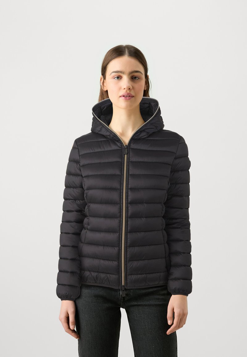 Giacca nera imbottita con cappuccio, caratterizzata da un design a cucitura verticale, zip frontale e polsini elasticizzati. Tessuto liscio con una forma aderente.