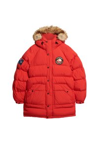 Rød puffjakke med hætte med pelskant, med et cirkulært logo på brystet, trykknapper og to frontlommer.