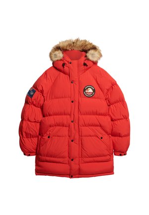 Rød puffjakke med hætte med pelskant, med et cirkulært logo på brystet, trykknapper og to frontlommer.