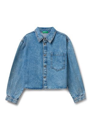 Giacca di jeans azzurro chiaro con maniche lunghe, bottoni frontali, una tasca sul petto e colletto classico, posata su uno sfondo bianco.