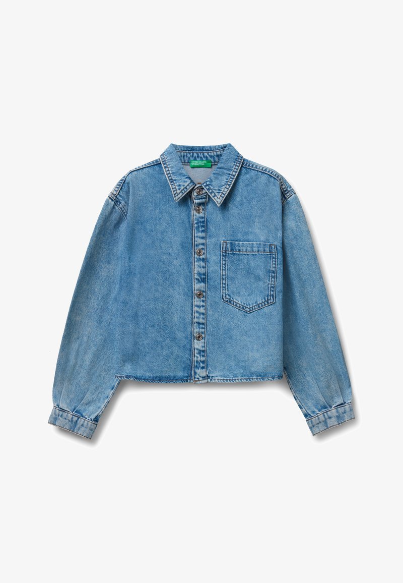 Giacca di jeans azzurro chiaro con maniche lunghe, bottoni frontali, una tasca sul petto e colletto classico, posata su uno sfondo bianco.