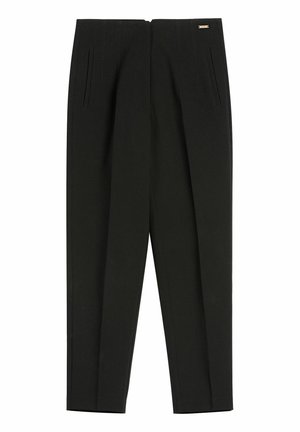 Czarne, dopasowane spodnie z przodu z zakładkami, bocznymi kieszeniami z rozcięciami oraz małą metalową metką z logo na pasku.