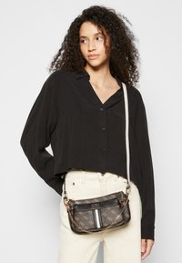 Guess KASINTA DOUBLE ZIP POUCH SET - Käsilaukku - brown/multi