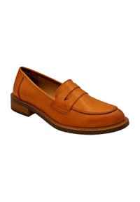 Mocassin en cuir tan avec un talon bas, présentant un design plissé à l'avant et des accents cousus. Texture lisse et forme de bout arrondi.