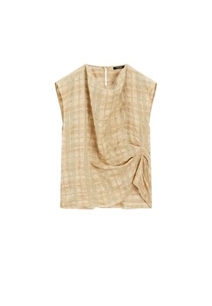 Haut beige à manches courtes avec une coupe décontractée, présentant un design tissé texturé et un drapé prononcé. Le dos dispose d'une ouverture en forme de clé avec un bouton.