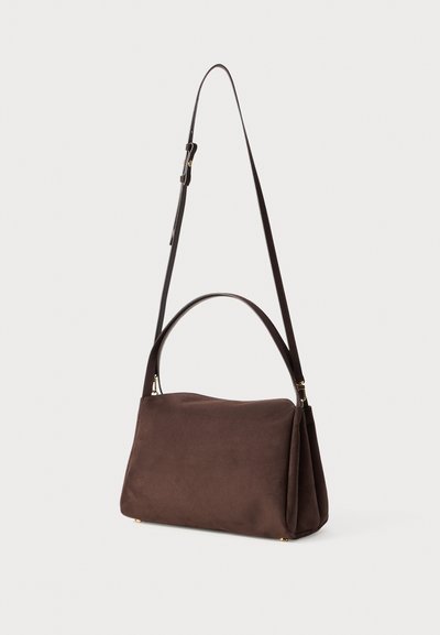 Geantă din suede maro cu o formă rectangulară structurată, un mâner superior și o curea lungă ajustabilă. Design minimalist cu accente aurii.
