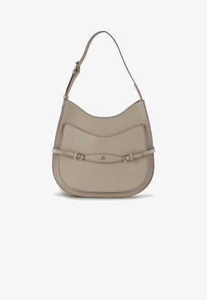Borsa a tracolla in pelle beige con finitura testurizzata, forma curva, due tasche frontali e tracolla regolabile. Inclusi dettagli hardware discreti.