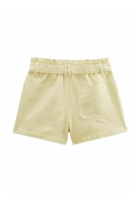 Shorts en coton jaune avec une taille froncée, dotés d'une poche arrière unique et d'une coupe décontractée.