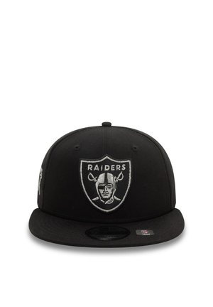 Czarna czapka typu snapback z wyszywanym srebrno-białym logo tarczy Raiders, przedstawiającym twarz pirata w hełmie oraz skrzyżowane miecze.
