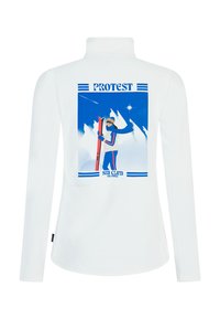 Hvid langærmet skjorte med et blåt grafik af en skiløber med røde ski og teksten "PROTEST SKI CLUB est. 1993" i blå.