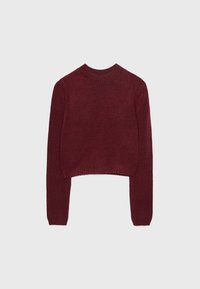 Burgundowy krótki sweter z długimi rękawami, prążkowanym dekoltem i hemem, wykonany z miękkiego, puszystego materiału, w jednolitym kolorze bez wzorów.