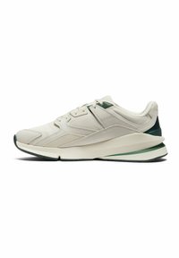 Baskets de sport beige avec des dessus en maille et en cuir, accents texturés, détail au talon vert, et semelle en caoutchouc blanc avec une bande contrastante.
