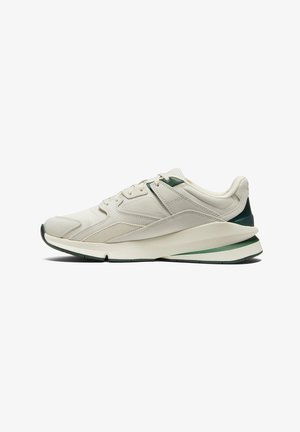 Sneaker sportivo beige con tomaia in mesh e pelle, dettagli testurizzati, parte posteriore verde e suola in gomma bianca con striscia a contrasto.