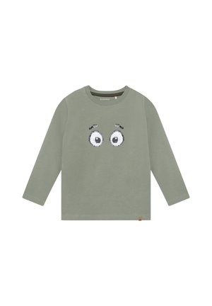 Grünes Kinderlangarmshirt mit rundem Ausschnitt und einem Paar großer Comicaugen, die mittig vorne aufgedruckt sind.