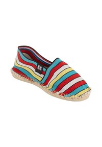 Espadrille en toile rayée rouge, jaune, bleue et blanche. Dispose d'un bout rond, d'une semelle en jute cousue et de côtés élastiqués pour plus de confort.