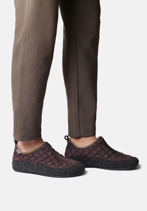 Toni Pons, NIL-UM - Chaussons - pruna