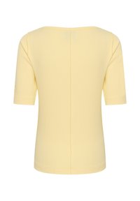 T-shirt giallo in maglia con scollatura quadrata e maniche corte. Presenta una cucitura verticale lungo il centro della schiena. Texture morbida, design aderente.