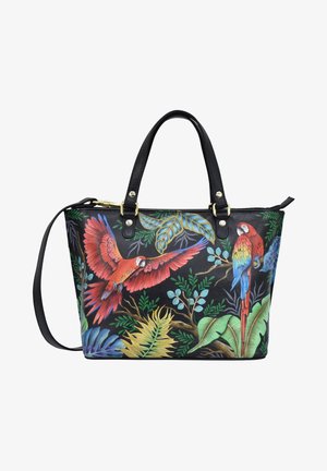 Zwarte tote bag met kleurrijke papegaai- en loofprint, voorzien van leren handvatten, gouden details en een gestructureerde vorm.