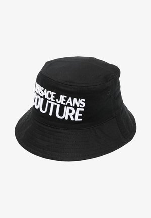 Czarna czapka z szerokim rondem, wykonana z tkaniny, z białym haftowanym napisem "Versace Jeans Couture" z przodu.