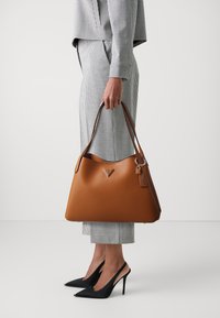 Guess SORA GIRLFRIEND CARRYALL - Handtas - cognac