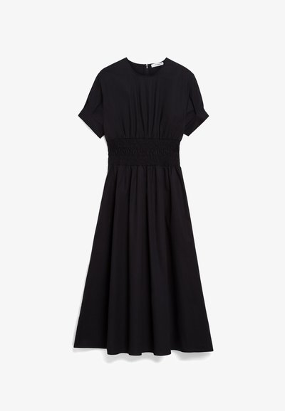 Schwarzes Kleid mit kurzen Ärmeln, rundem Ausschnitt und gerafftem Bund. Ausgestellter Rock, der bis zur Mitte der Waden reicht, aus einem glatten Stoff gefertigt.