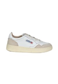 Sneakers bianchi in pelle con accenti in suede beige, punta rotonda e suola in gomma robusta. Presentano un design perforato e un'etichetta blu sul lato.