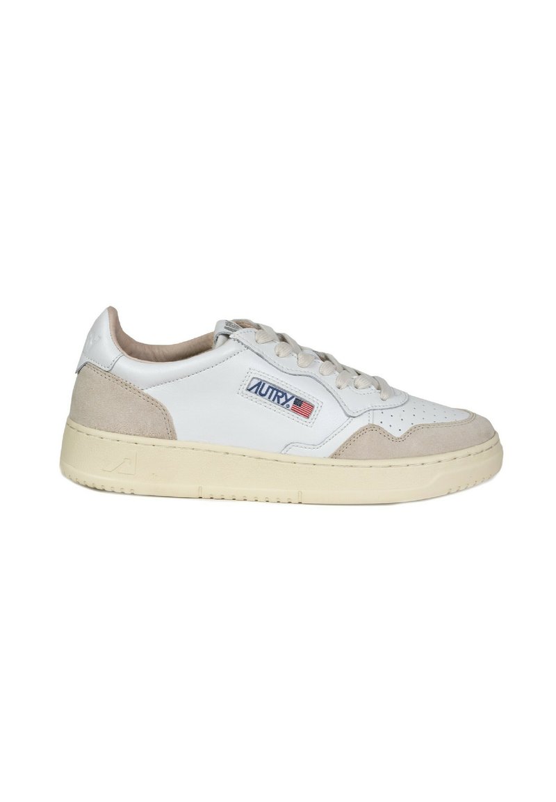 Sneakers bianchi in pelle con accenti in suede beige, punta rotonda e suola in gomma robusta. Presentano un design perforato e un'etichetta blu sul lato.