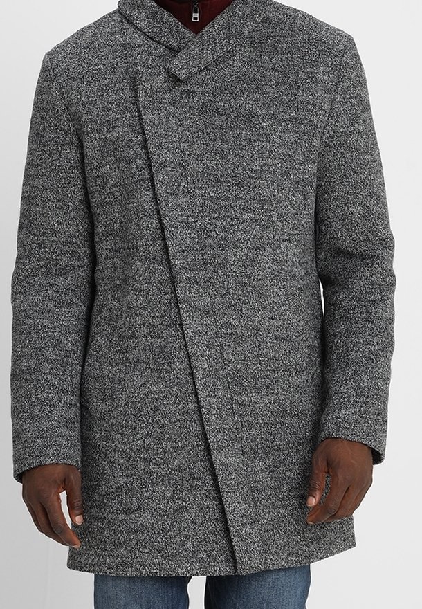 Grijze, gestructureerde overjas met een sjawlboord, asymmetrische sluiting aan de voorkant en zijzakken, gedragen over een maroon shirt.