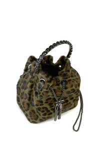 Borsa secchiello in stampa leopardata realizzata in pelliccia con base verde. Presenta dettagli in metallo tono argento, manico a catena, chiusura con coulisse e dettagli a nappe.