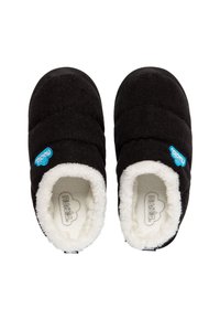 Zapatillas negras tipo mocasín con exterior texturizado, forro de piel sintética blanca y un logo de nube azul. Forma redondeada y suela resistente para mayor comodidad.