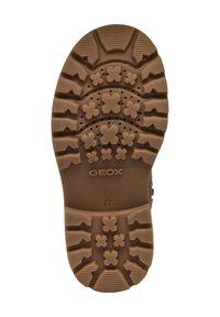 Suela de goma marrón con un patrón de agarre texturizado que presenta formas de flores y canales para flexibilidad. Marca "GEOX" visible. Talla 27.