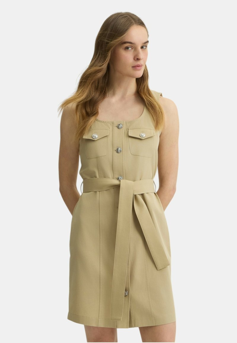 Abito senza maniche color khaki con bottoni sul davanti, scollo quadrato, tasche sul petto e cintura in vita. Tessuto liscio con una vestibilità sartoriale.
