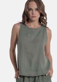 Top senza maniche in lino verde con scollo rotondo e vestibilità ampia, caratterizzato da una texture morbida e elementi di design minimalisti.